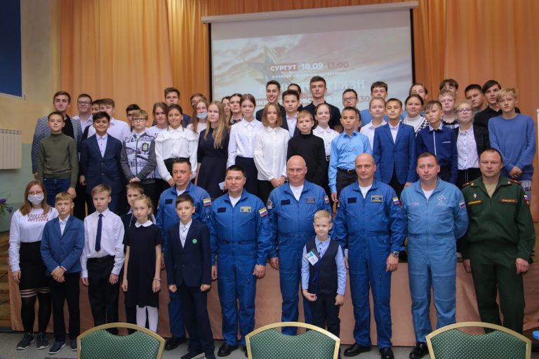 Встреча школьников г.Сургута с пилотажной группой “Русские Витязи”